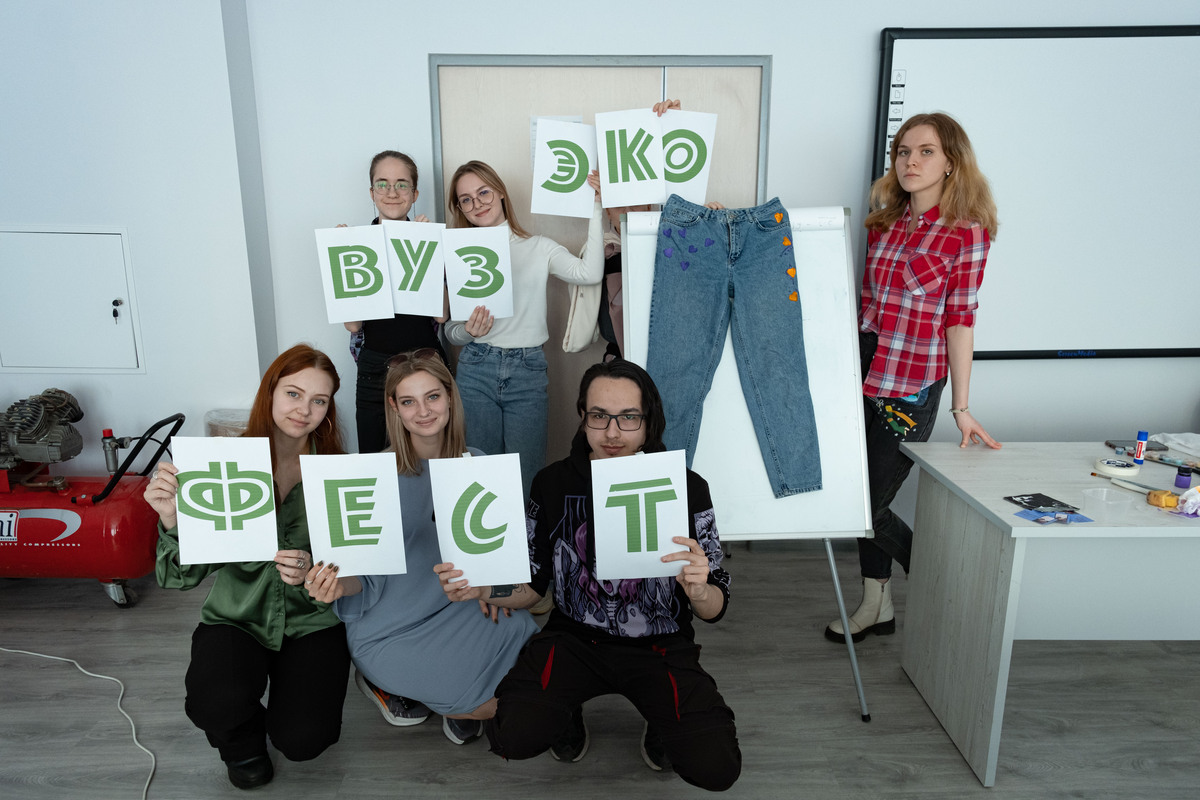 На мастер-классе «Декоративное творчество в сфере экологии» студенты раскрасили старую одежду и научились беречь экологию На мастер-классе «Декоративное творчество в сфере экологии» студенты раскрасили старую одежду и научились беречь экологию